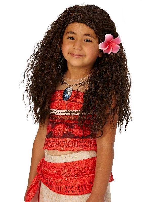 Girl wearing the long wavy brown Moana wig with a pink flower